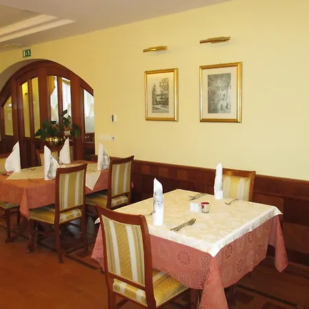 Dvorec Jeruzalem ホテル 4*