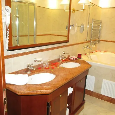 Dvorec Jeruzalem 4*