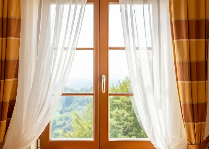 מלון Dvorec Jeruzalem 4*