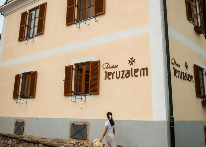 מלון Dvorec Jeruzalem 4*