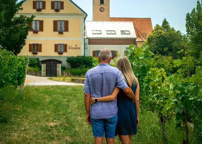 מלון Dvorec Jeruzalem 4*